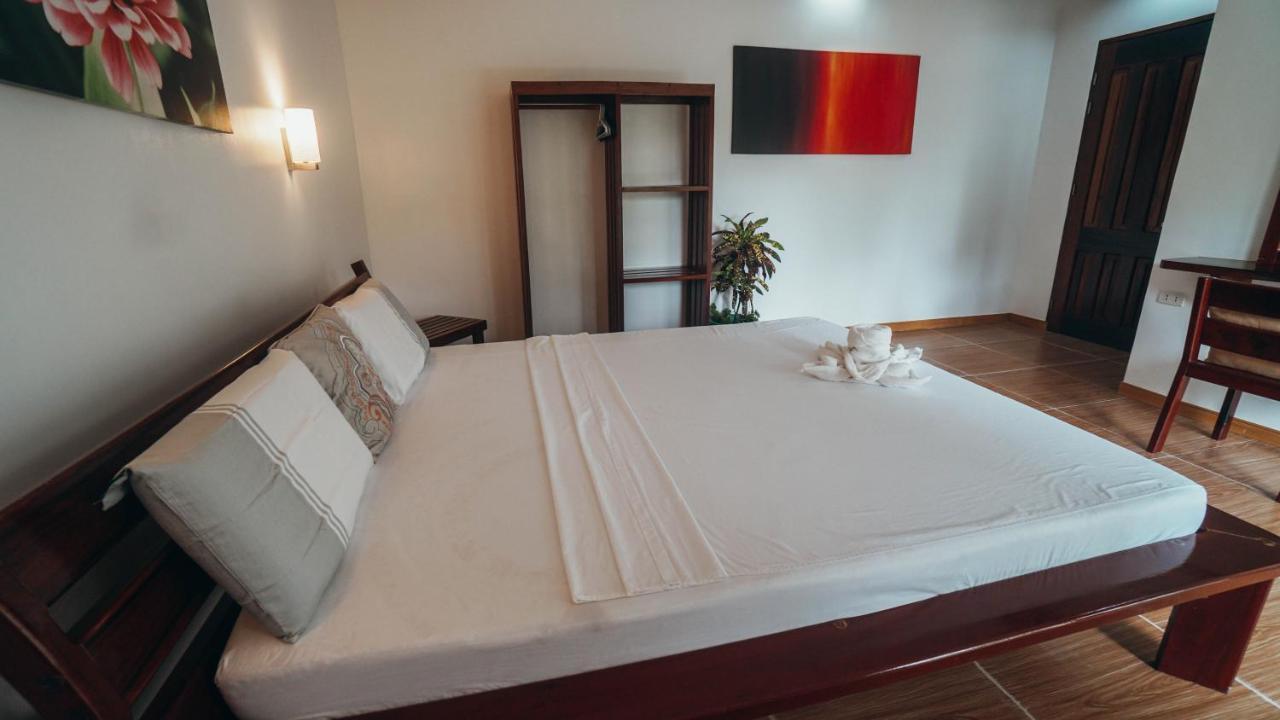 Point 303 Resort General Luna  Eksteriør billede